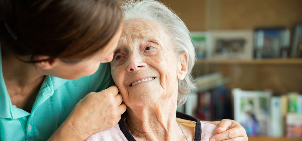 Ältere Dame mit häuslicher Pflegekraft