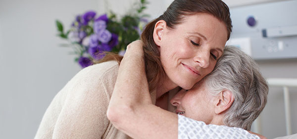 Umarmung Seniorin und ihre Tochter Umarmung Seniorin und ihre Tochter