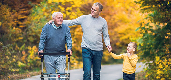Drei Generationen Männer beim Spaziergang