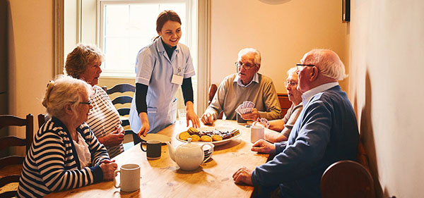 Krankenschwester mit Senioren in Pflegeheim