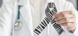 Schwarz-weiße Schleife für Solidarität mit Krebs-Erkrankten