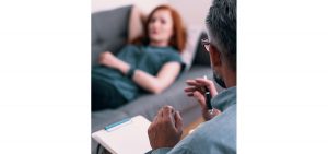 Psychotherapeut in Therapiesitzung mit einem Patienten