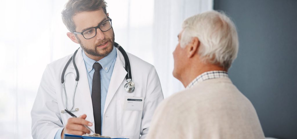 Ein Arzt im Gespräch mit einem aelteren Patienten Ein Arzt im Gespräch mit einem älteren Patienten