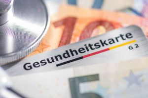 Gesundheitskarte mit Banknoten und Stethoskop