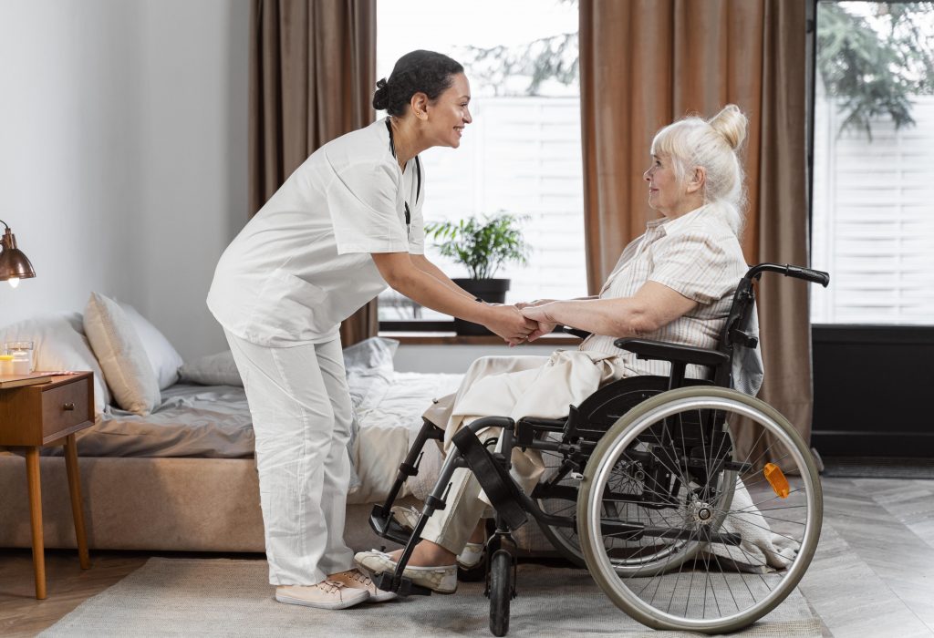 doktor-spricht-mit-ihrer-aelteren-patientin