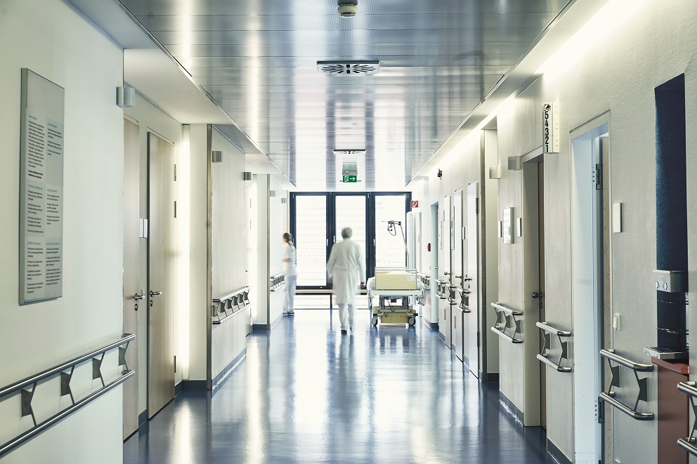 Krankenhausflur mit Arzt und Pflegekraft Krankenhausflur mit Arzt und Pflegekraft