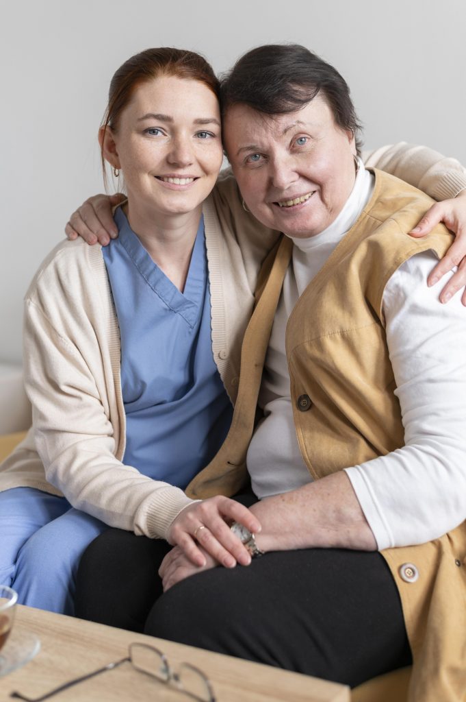 mittlere-schuss-smiley-frauen-posieren