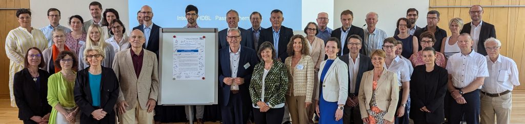 2024 07 10 Runder Tisch Gruppenfoto (002) Gruppenfoto der Teilnehmer des Runden Tisches vom 10.07.2024